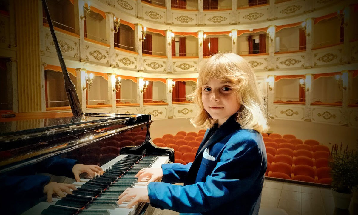 Alberto Cartuccia Cingolani al pianoforte con la Orma Orchestra Macerata